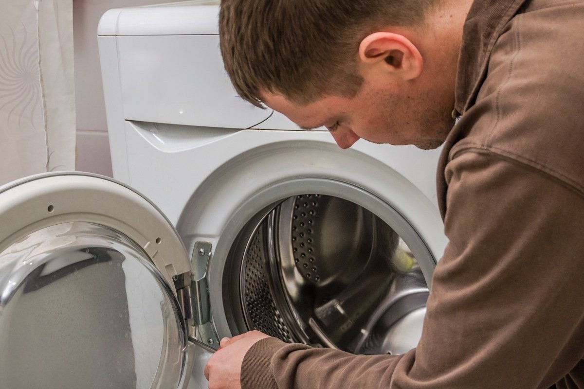 De deur van de wasmachine is kapot.